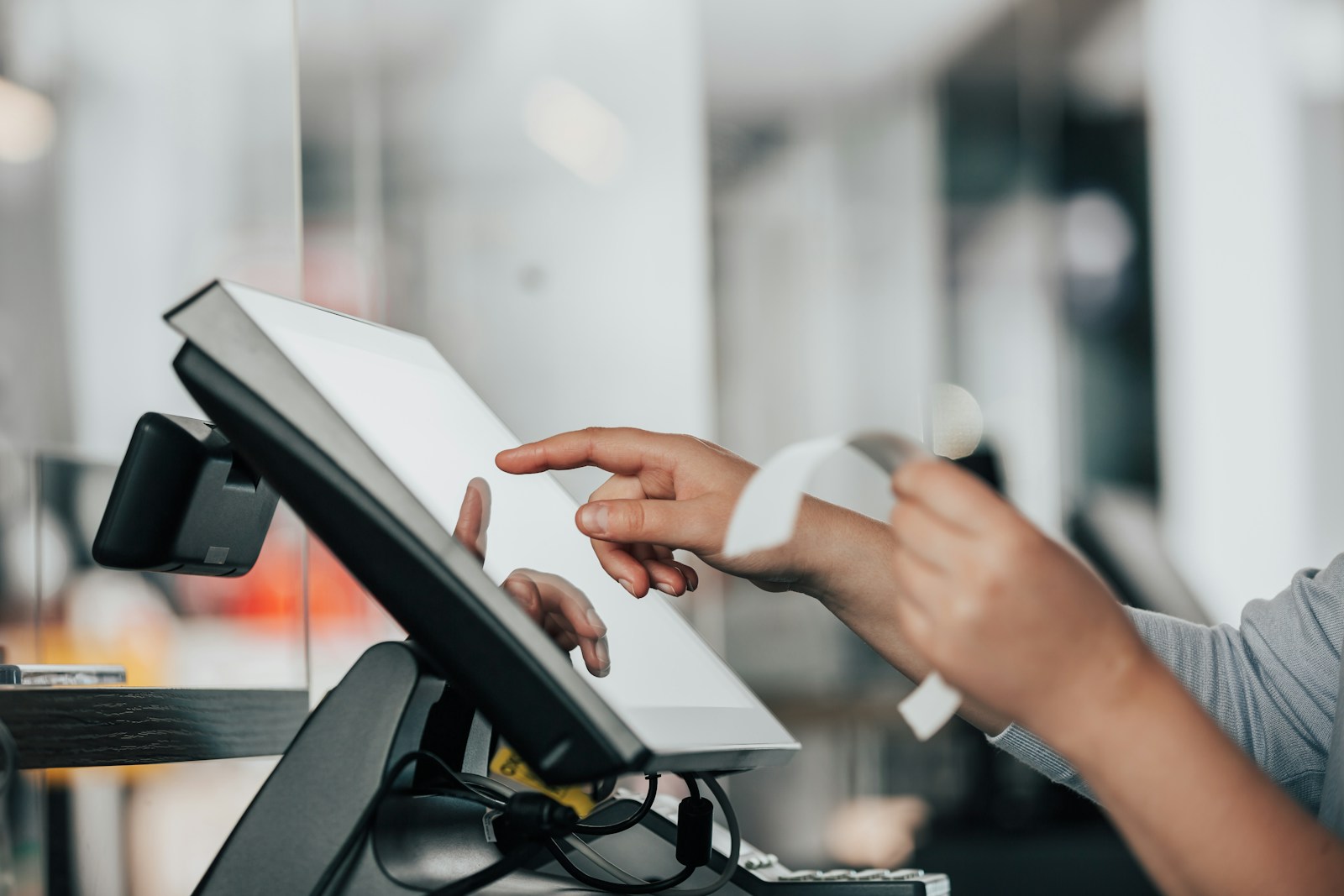 professionnel suisse faisant sa comptabilité